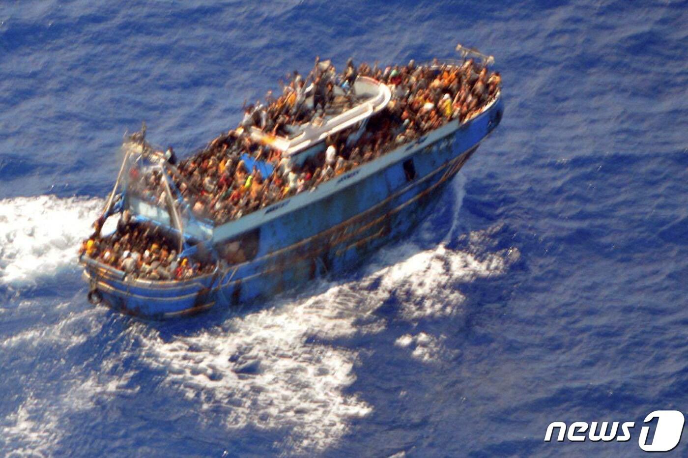 14일(현지시간) 그리스 이오니아해에서 이주민 보트 침몰 사고가 발생하기 전 촬영된 사진. 2023.06.14/ ⓒ 로이터=뉴스1 ⓒ News1 정윤영 기자