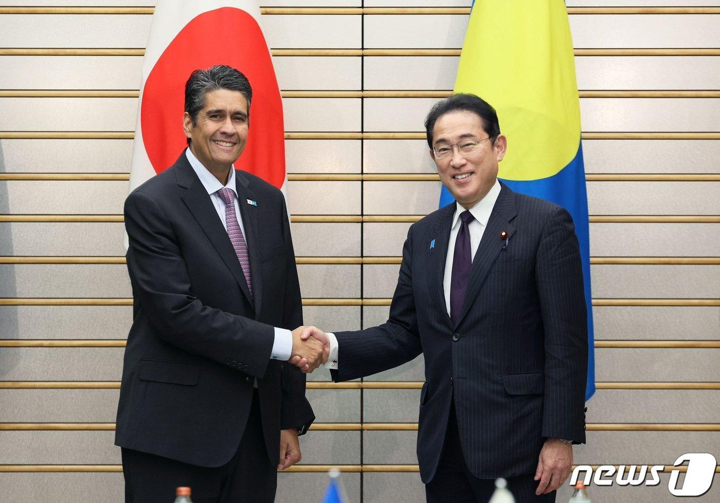 본문 이미지 - 기시다 후미오 일본 총리가 14일 도쿄 총리 관저에서 태평양 섬국가 팔라우의 수랭걸 휩스 대통령과 만나 악수하고 있다. 2023.06.14/뉴스1(일본 총리실 제공)