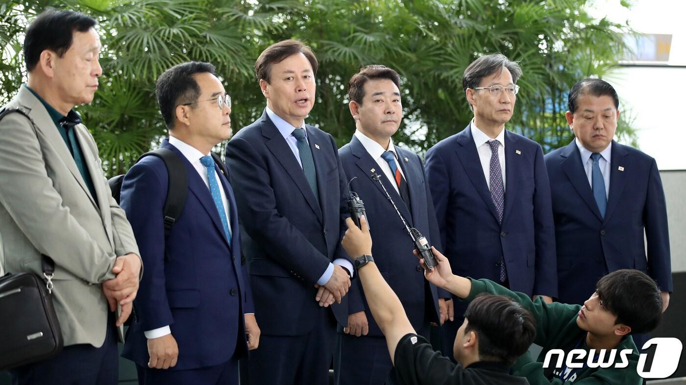 도종환 더불어민주당 의원이 15일 오전 인천국제공항 1터미널에서 중국 베이징 출국 전 취재진의 질문에 답하고 있다. 이들은 18일까지 체류하며 중국과 티베트를 방문할 예정이다. 중국에선 중국 정부와 민간단체 인사를 만나고, 티베트에선 박람회에 참석할 예정이다. 왼쪽부터 김철민, 민병덕, 도종환, 박정, 유동수, 김병주 의원. 2023.6.15/뉴스1 ⓒ News1 박지혜 기자