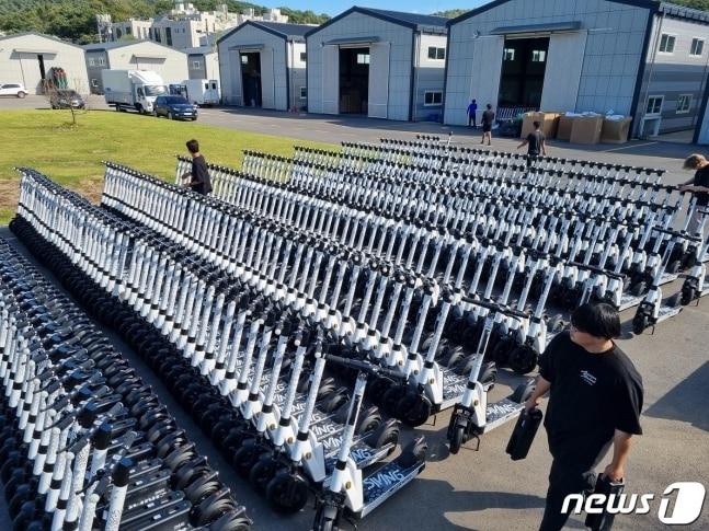 본문 이미지 - 스윙은 2022년 모빌리티 기기 약 5만대를 도입했다. 스윙 운영캠프에서 출고 대기 중인 모빌리티 기기 전경.(더스윙 제공) 