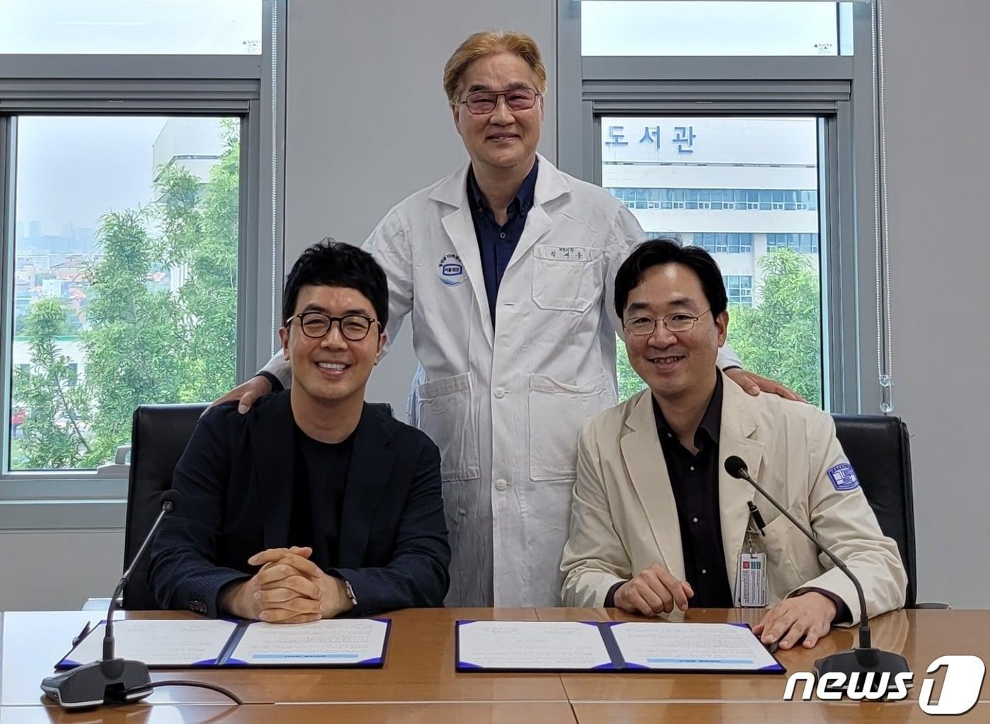 본문 이미지 - 그린메디신과 메디코펫은 14일 가톨릭대학교 옴니버스파크에서 업무협약을 체결했다. 왼쪽부터 윤병국 청담우리동물병원 대표, 서울성모병원 배웅진·김세웅 교수(메디코펫 제공) ⓒ 뉴스1