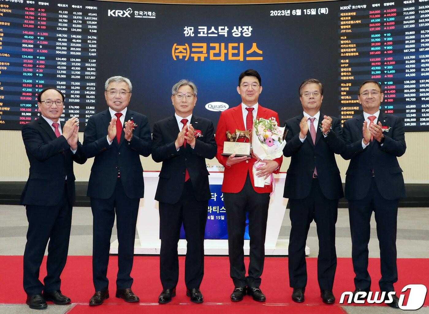 본문 이미지 - 15일 오전 서울 영등포구 한국거래소에서 열린 큐라티스 코스닥시장 상장기념식에서 강왕락 코스닥협회 부회장(왼쪽부터), 채남기 한국IR협의회 회장, 홍순욱 한국거래소 코스닥시장본부장, 조관구 큐라티스 대표이사, 오익근 대신증권 대표이사, 금정호 신영증권 부사장이 기념촬영을 하고 있다. (한국거래소 제공) 2023.6.15/뉴스1
