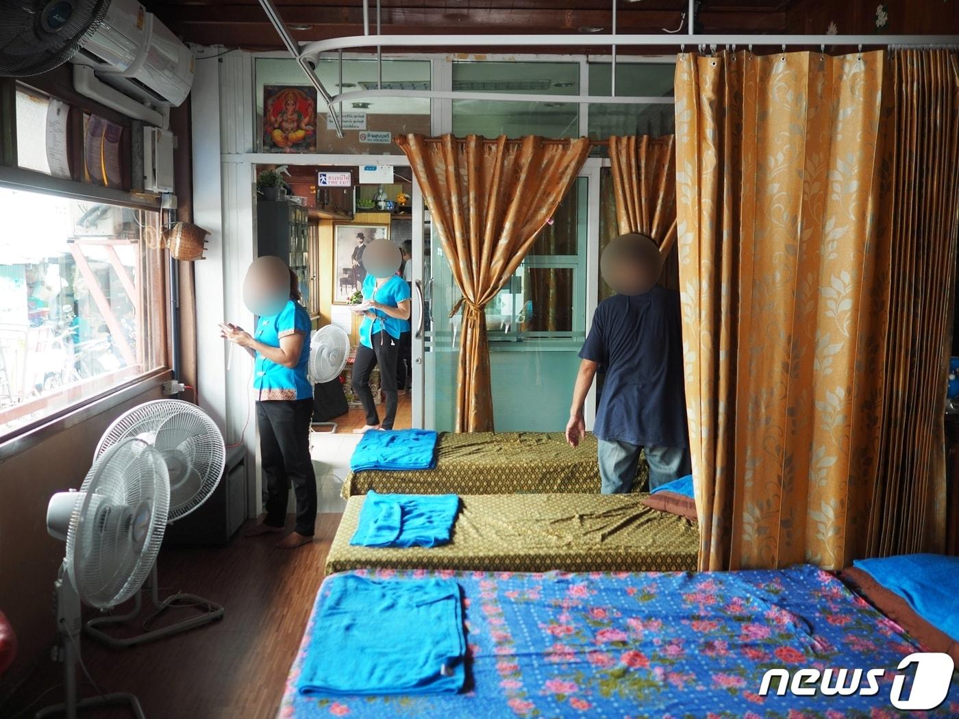 본문 이미지 - 사건이 발생한 곳으로 지목된 마사지숍. (트위터 갈무리)