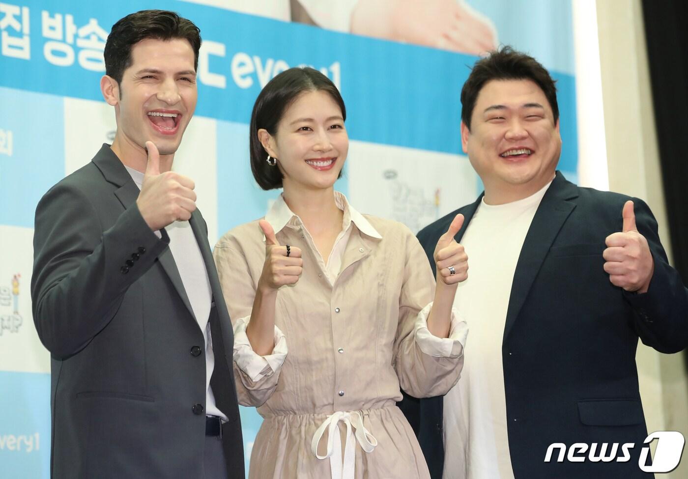 본문 이미지 - MC 알베르토(왼쪽부터)와 이현이, 김준현이 15일 오전 서울 마포구 상암동 스탠포드 호텔에서 열린 MBC에브리원 예능 프로그램 '어서와 한국은 처음이지' 300회 기념 기자간담회에서 포즈를 취하고 있다. 2023.6.15/뉴스1 ⓒ News1 권현진 기자