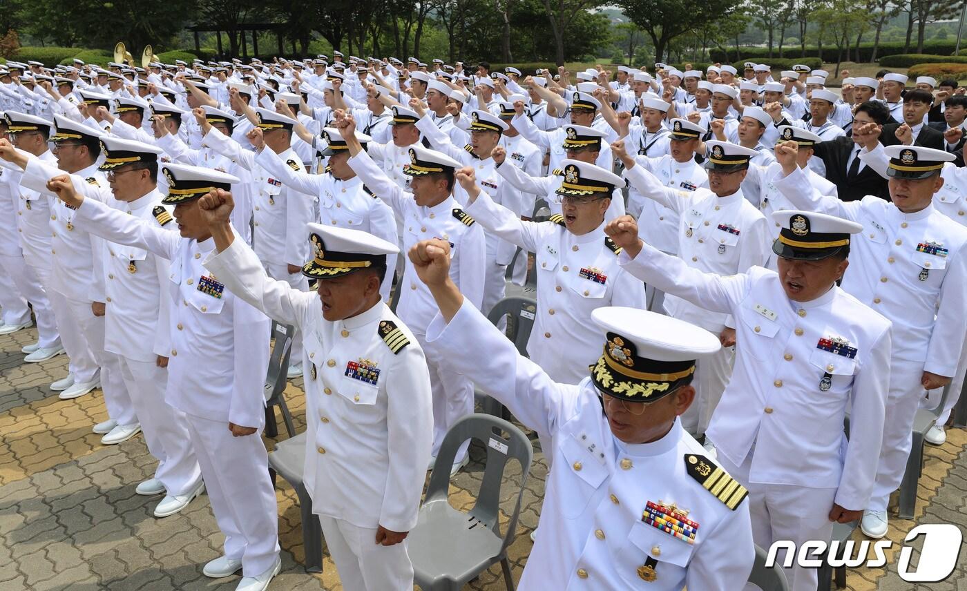 본문 이미지 - 15일 오전 경기 평택시 포승읍 해군 2함대 사령부에서 열린 '제1연평해전 전승 24주년 기념행사'에서 내빈들이 해양수호 결의문 제창을 하고 있다. 2023.6.15/뉴스1 ⓒ News1 김영운 기자