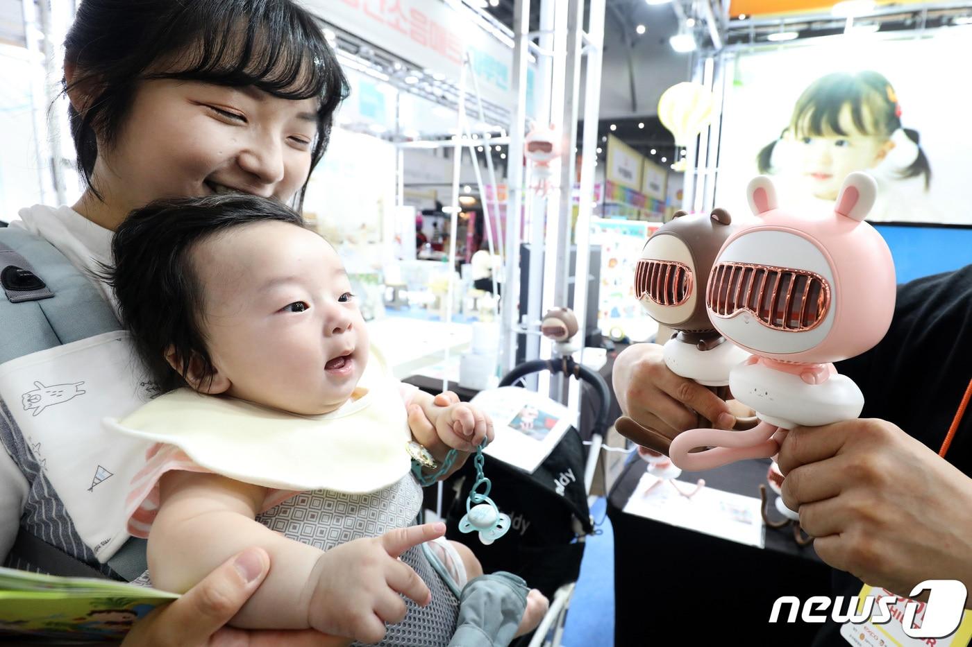 본문 이미지 - '2023 대구 베이비＆키즈 페어'를 찾은 아이와 엄마가 휴대용 선풍기를 살펴보고 있다. 기사내용과 사진은 관련 없음. ⓒ News1 공정식 기자