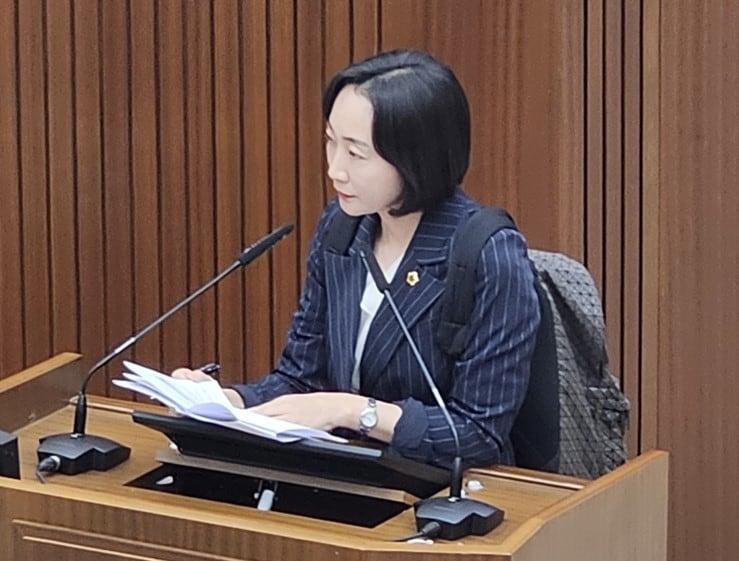 본문 이미지 - 검은 가방을 메고 학생들의 통학 불편 문제를 제기하는 김효숙 세종시의원. / 뉴스1