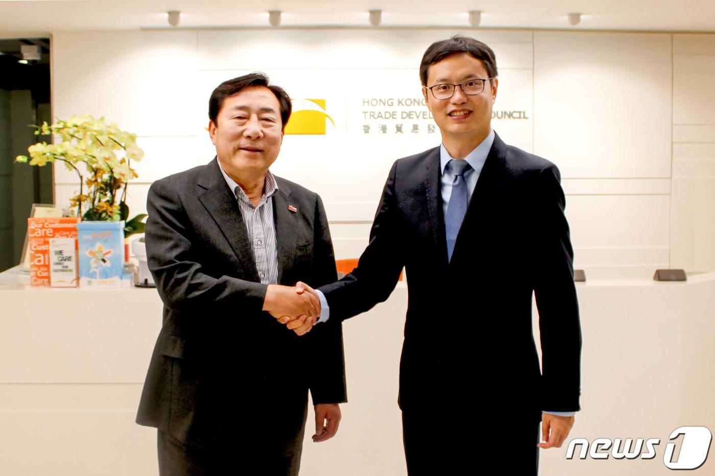 본문 이미지 - 중소기업중앙회는 김기문 중기중앙회 회장(왼쪽)과 패트릭 라우 홍콩무역발전국 부사장이 만났다고 15일 밝혔다.(중소기업중앙회 제공)