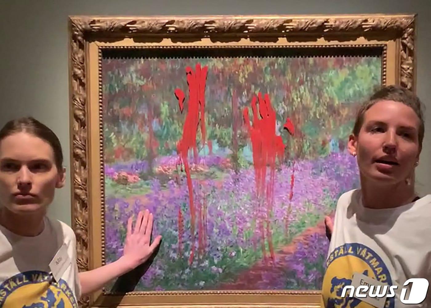 본문 이미지 - 스웨덴 국립미술관을 찾은 기후활동가 여성 2명이 프랑스의 인상주의 화가 클로드 모네의 작품 ‘화가의 지베르니 정원’에 페인트 테러를 했다가 경찰에 붙잡혔다고 14일(현지시간) 외신이 전했다. ⓒ AFP=뉴스1 ⓒ News1 이유진 기자