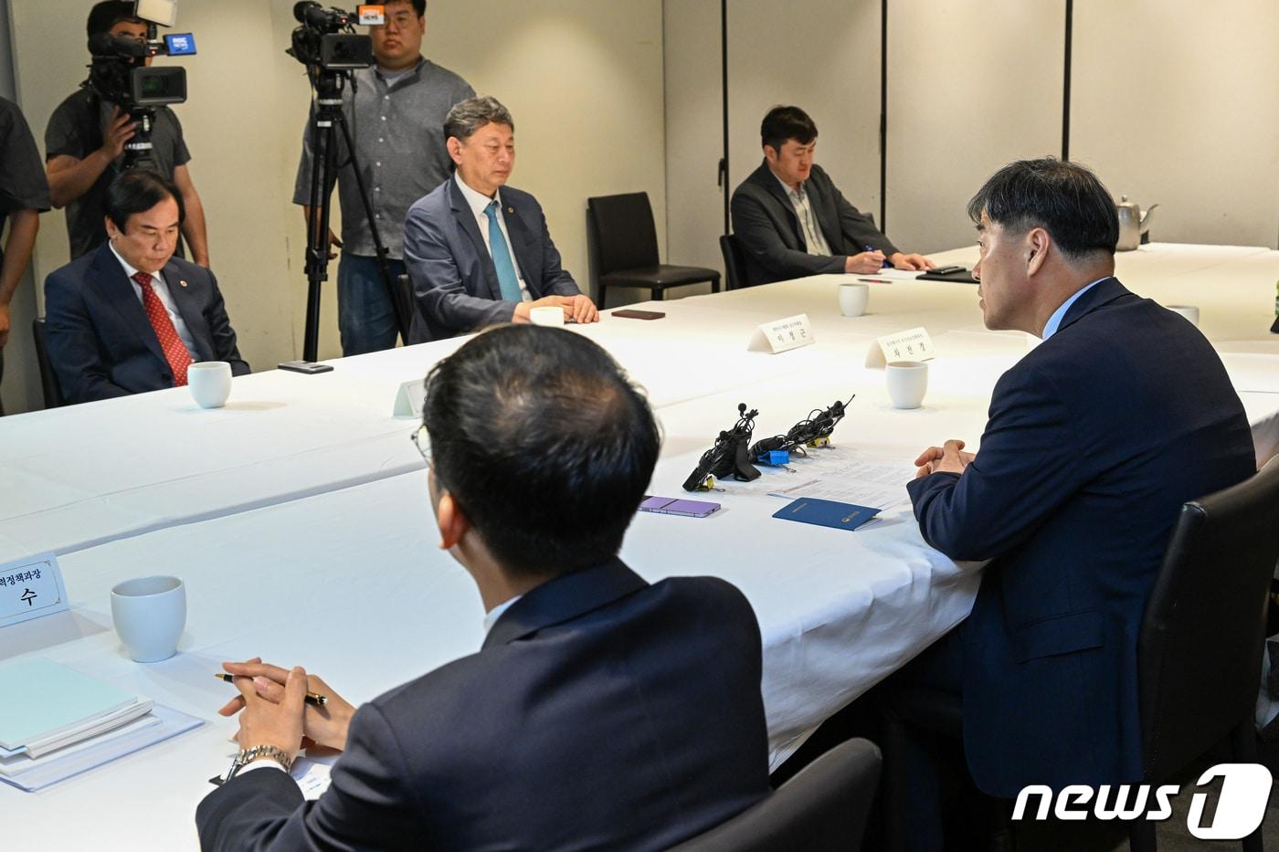 본문 이미지 - 이형훈 보건복지부 보건의료정책관이 15일 오후 서울 중구 달개비에서 열린 11차 의료현안협의체에 참석해 모두 발언하고 있다.  2023.6.15/뉴스1 ⓒ News1 안은나 기자