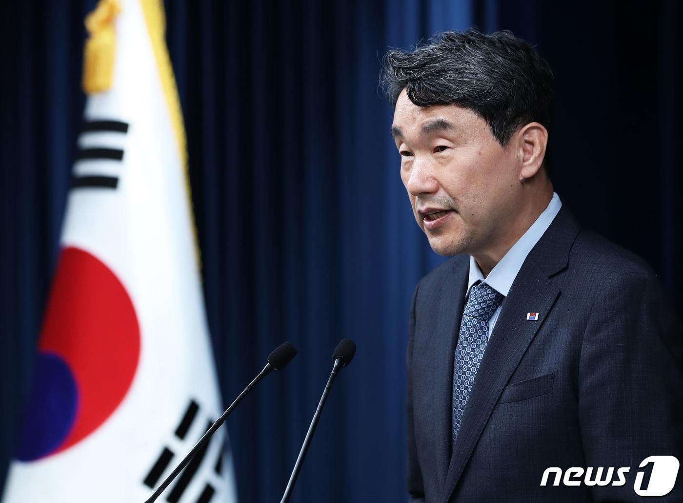 본문 이미지 - 이주호 사회부총리 겸 교육부 장관이 15일 용산 대통령실 청사에서 윤석열 대통령에게 보고한 교육개혁 추진 방안과 관련한 브리핑을 하고 있다. 2023.6.15/뉴스1 ⓒ News1 오대일 기자