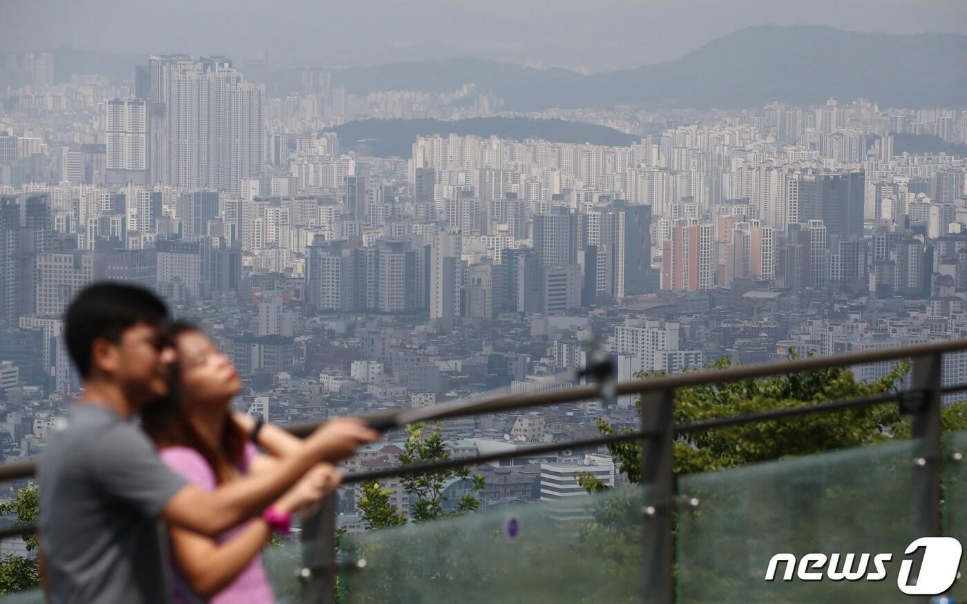 본문 이미지 - 서울 남산타워에서 바라본 아파트 단지. 2023.6.15/뉴스1 ⓒ News1 김민지 기자