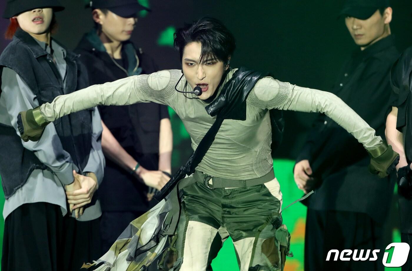 본문 이미지 - 그룹 에이티즈(ATEEZ) 성화가 15일 오후 서울 강서구 화곡동 KBS 아레나에서 가진 미니 9집 '더 월드 에피소드 2 : 아웃로우(THE WORLD EP.2 : OUTLAW)' 쇼케이스에서 신곡을 선보이고 있다. 2023.6.15/뉴스1 ⓒ News1 권현진 기자