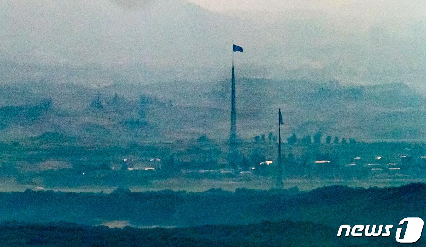 본문 이미지 - 경기 파주 접경지역에서 바라본 서부전선 비무장지대(DMZ) 북한 기정동 마을의 인공기와 남한 대성동 마을의 태극기가 나란히 펄럭이고 있다. 2023.6.15 ⓒ 뉴스1 김진환 기자