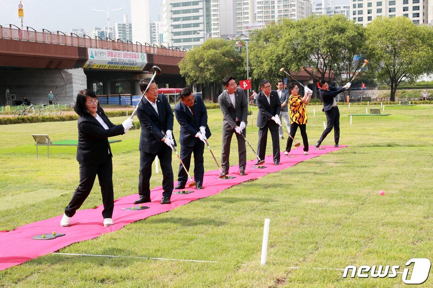 태화강변 파크골프장 개보수 사업 준공식 행사가 15일 태화교 하부 주차장에서 열린 가운데 김두겸 울산시장과 서동욱 남구청장등 주요 내빈들이 시타를 하고 있다.2023.6.15(울산시청제공)