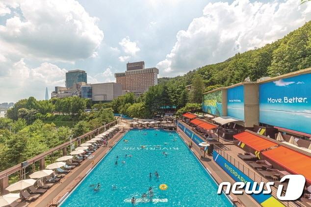 본문 이미지 - 워커힐 야외 수영장 전경(워커힐 호텔앤리조트 제공)
