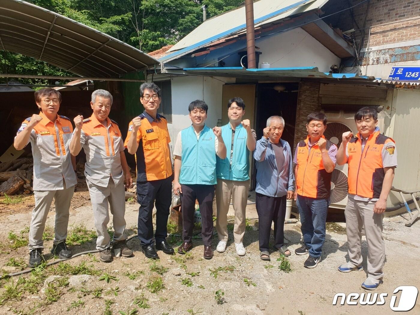 본문 이미지 - 강원 원주소방서가 15일 원주시 판부면의 한 가구에 소방 용품을 설치한 가운데 이날 참석자들이 기념사진을 촬영하고 있다. (원주소방서 제공) 2023.6.15/뉴스1