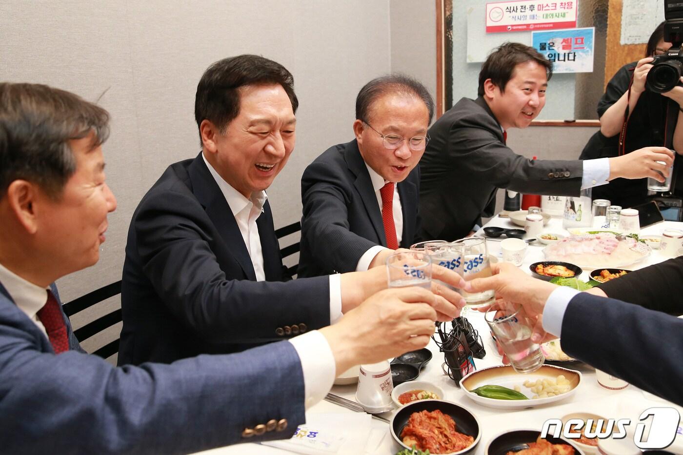 본문 이미지 - 김기현 국민의힘 대표와 지도부가 15일 오후 서울 노량진 수산시장의 한 음식점에서 취임 100일을 맞이해 잔에 물을 채우고 건배를 하고 있다. (공동취재) 2023.6.15/뉴스1 ⓒ News1 임세영 기자