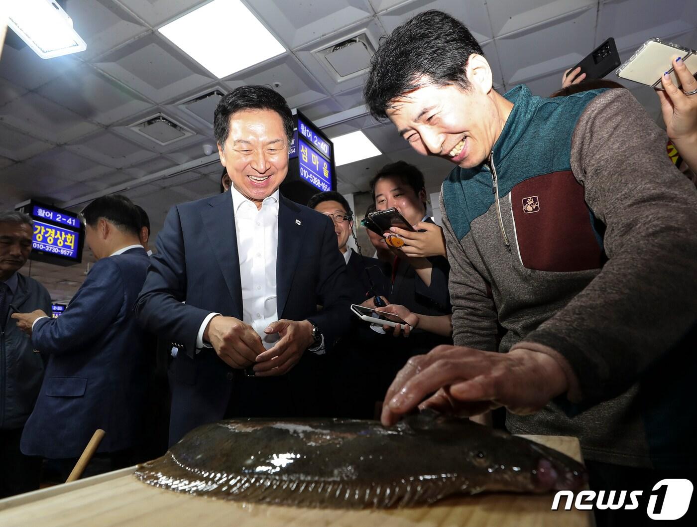 본문 이미지 - 김기현 국민의힘 대표가 15일 서울 영등포구 노량진수산시장을 방문해 가게 주인과 인사를 나누고 있다. (공동취재) 2023.6.15/뉴스1 ⓒ News1 임세영 기자