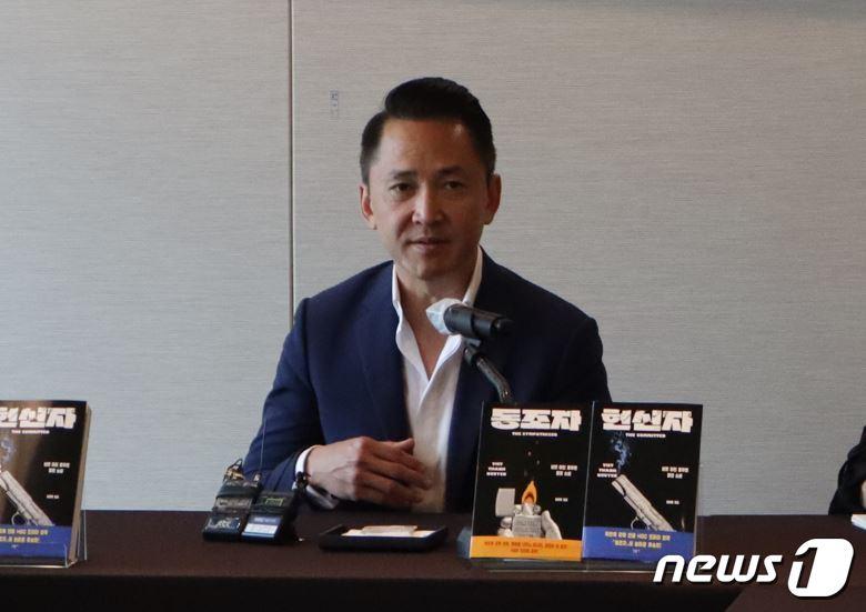 본문 이미지 - 15일 퓰리처 수장 작가인 미국의 소설가 비엣 타인 응우옌이 서울 중구 프레스센터에서 가진 기자 간담회를 갖고 있다. ⓒ 뉴스1 김정한 기자