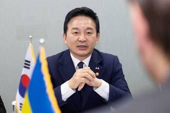 본문 이미지 - 원희룡 국토교통부 장관이 15일 부산 벡스코에서 개최된 ‘제50차 국제철도협력기구(OSJD) 장관회의’ 총회 주재 이후 슈크라코브 바실리 우크라이나 인프라부 제1차관을 만나 우크라이나 재건복구를 논의하고 있다. /국토교통부 제공  