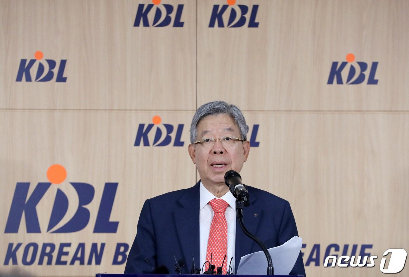 본문 이미지 - 김희옥 KBL(프로농구연맹) 총재가 16일 오전 서울 강남구 KBL센터에서 열린 KBL 임시총회 및 이사회를 마치고 결과를 밝히고 있다. 김 총재는 고양 데이원 점퍼스를 제명한다고 밝혔다. 2023.6.16/뉴스1 ⓒ News1 박세연 기자