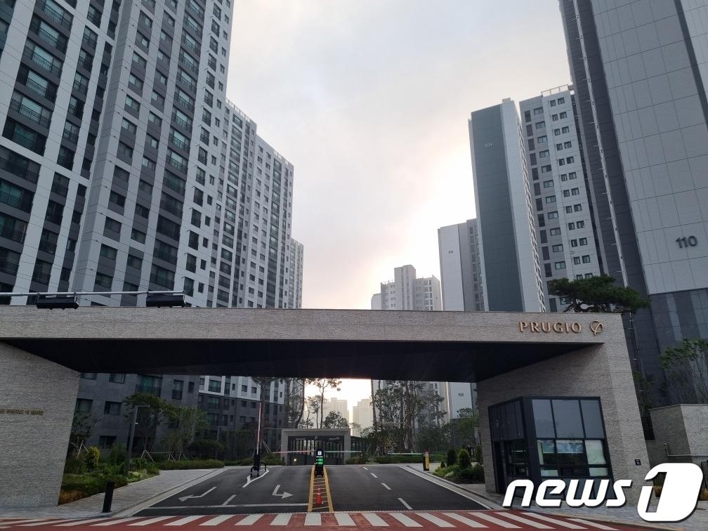 본문 이미지 - 예천동 푸르지오 더 센트럴 아파트 전경(서산시 제공)/뉴스1