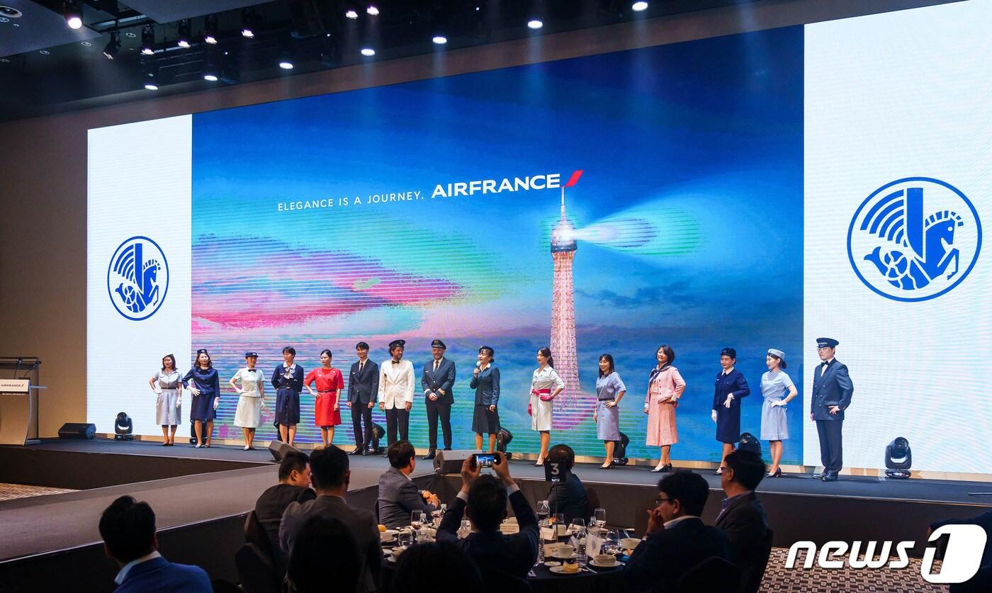 15일 오후 서울 용산구 서울드래곤시티에서 열린 '에어프랑스 한국 취항 40주년 기념 행사'에서 임직원들이 기념 촬영을 하고 있다. 이문정 한국지사장(왼쪽에서 두번째), 보리스 다쏘 한국·일본·뉴칼레도니아 지역 사장, 베아트리스 델퓨 한국∙일본 화물 지역 본부장, 시몬 크라이트호프 한국∙일본∙뉴칼레도니아 지역 영업상무(한국관광공사 제공)