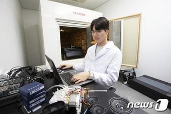 본문 이미지 - 세라젬 판교 R&D센터에서 연구원이 척추 의료기기의 소음 챔버 측정 결과를 모니터링하고 있다. (세라젬 제공)