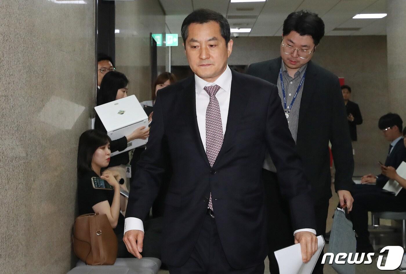 본문 이미지 - 박대출 국민의힘 정책위의장이 16일 오전 서울 여의도 국회에서 여성 대상 강력범죄자 신상공개 확대 방안과 관련해 법무부 관계자의 보고를 받기 위해 정책위의장실로 들어가고 있다. 2023.6.16/뉴스1 ⓒ News1 임세영 기자