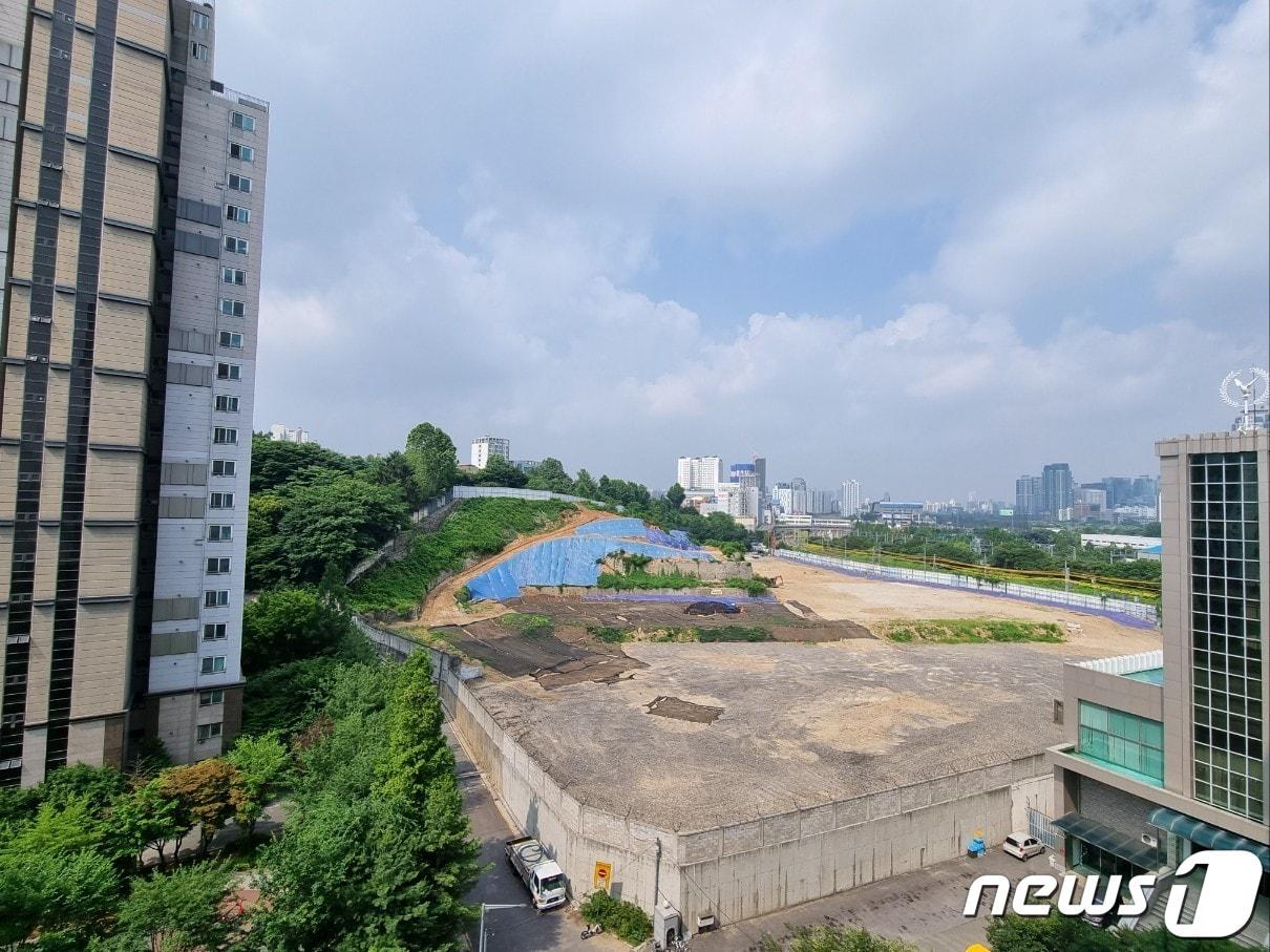 본문 이미지 - 서울 동작구 유원강변아파트 10층 창문에서 바라본 수방사 부지. 사육신 공원과 한상 사이에 위치하게 된다. 지하철 9호선 노들역에서 도보 5분, 1·9호선 노량진역에선 도보 10분 안팎 소요됐다. 부지 공터와 맞닿은 철로 위로 마침 1호선 지상철이 지나가 동 위치에 따라 일부 소음이 예상되긴 했다. 2023. 6. 14. ⓒ News1 최서윤 기자