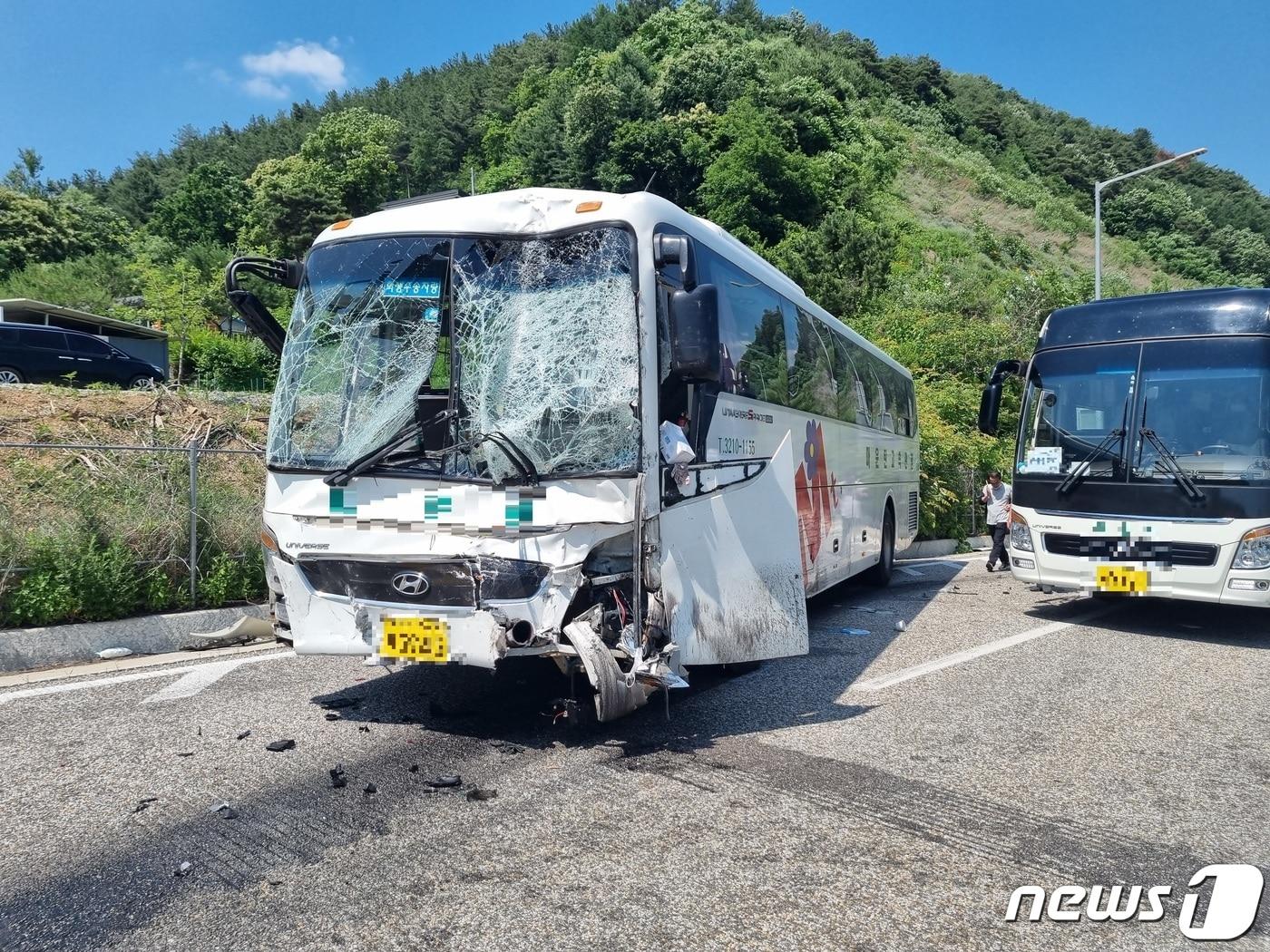 본문 이미지 - 16일 오후 1시26분쯤 강원 홍천군 화촌면 성산리 44번국도 동홍천IC 입구 서울방향에서 학생들을 태운 수학여행 버스 3대와 트럭 3대, 승용차 1대 등 차량 7대가 잇따라 부딪히는 사고가 발생했다. 이 사고로 학생 등 82명이 다쳐 인근 병원으로 이송됐다.(강원도소방본부 제공) 2023.6.16./뉴스1
