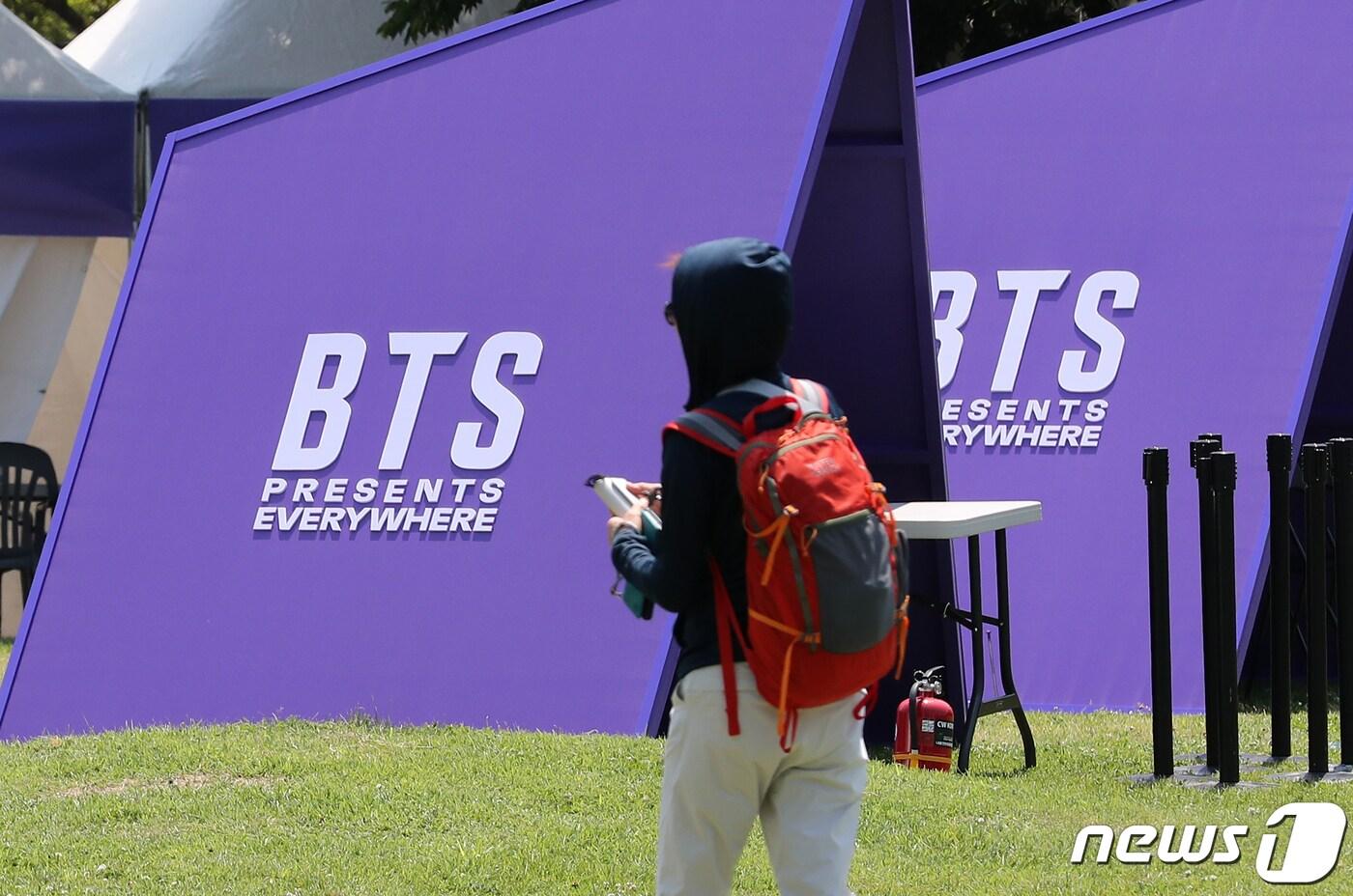 본문 이미지 - 방탄소년단(BTS) 10주년 페스타(FESTA)를 하루 앞둔 16일 오후 서울 영등포구 여의도 한강공원에 관련 조형물이 설치되어 있다. 2023.6.16/뉴스1 ⓒ News1 김진환 기자