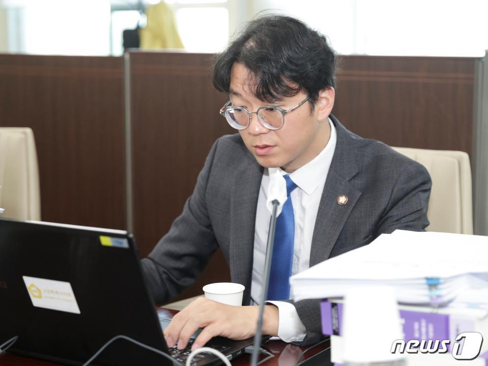 본문 이미지 - 고양시의회 행정사무감사 중인 권용재 시의원. (권용재 의원 제공)