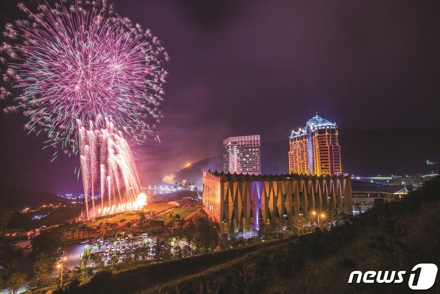 본문 이미지 - 불꽃쇼가 펼쳐지는 강원 정선 하이원리조트 전경. (하이원리조트 제공) 2023.6.16/뉴스1