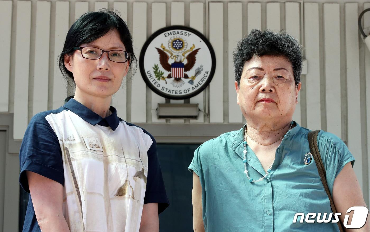 본문 이미지 - 가와사키 에이코 모두모이자 대표(81·오른쪽)와 리소라 모두모이자 사무국장(53)이 서울 종로구 미국대사관을 방문했다. 2023.6.16/뉴스1 ⓒ News1 박지혜 기자