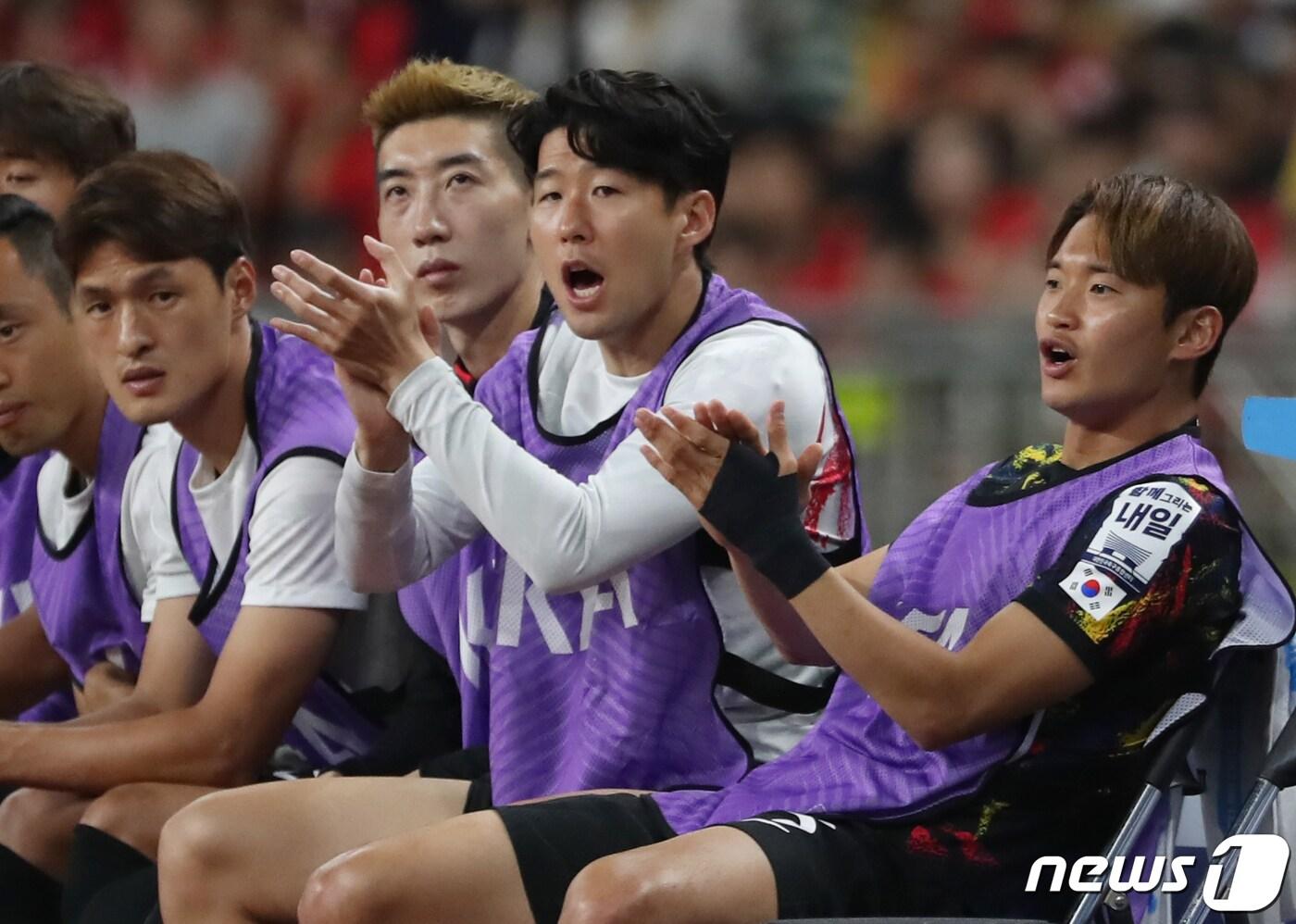 본문 이미지 - 손흥민이 16일 오후 부산시 연제구 아시아드주경기장에서 열린 축구 국가대표 평가전 대한민국과 페루의 경기 후반전, 벤치에 앉아 동료들을 격려하고 있. 2023.6.16/뉴스1 ⓒ News1 윤일지 기자