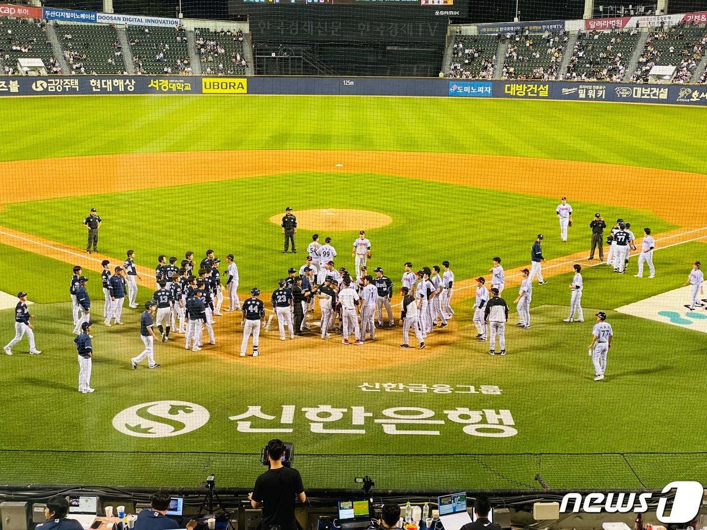 본문 이미지 -  두산과 LG의 16일 경기에서 벤치클리어링이 발생했다.