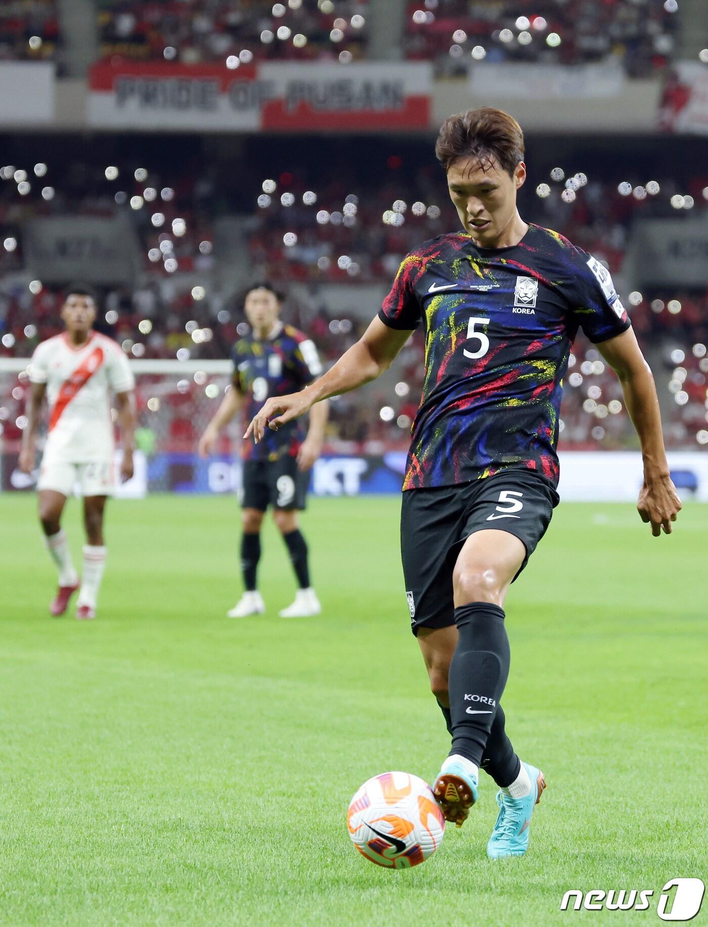 본문 이미지 - 16일 오후 부산시 연제구 부산아시아드주경기장에서 열린 하나은행 초청 대한민국과 페루의 축구 국가대표 평가전에서 박용우가 뒤로 빠지는 공을 처리하고 있다. 2023.6.16/뉴스1 ⓒ News1 박정호 기자