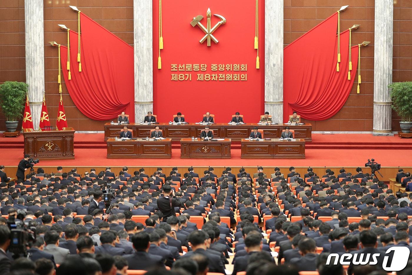 본문 이미지 - (평양 노동신문=뉴스1) = 북한 김정은 노동당 총비서 참석하에 당 중앙위원회 8기 8차 전원회의 확대회의가 16일 당 중앙위원회 본부에서 열렸다고 당 기관지 노동신문이 17일 보도했다. [국내에서만 사용가능. 재배포 금지. DB 금지. For Use Only in the Republic of Korea. Redistribution Prohibited] rodongphoto@news1.kr