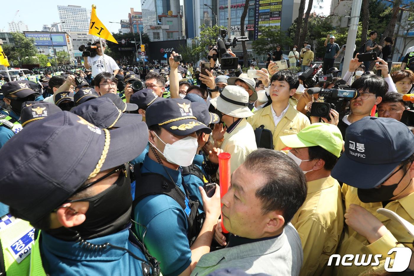 17일 오전 대구 중구 중앙로 대중교통전용지구에서 열리는 제15회 대구퀴어문화축제를 앞두고 행정대집행에 나선 공무원들이 행사 차량의 진입을 막으려 하자 경찰이 이들을 해산시키는 과정에서 공무원과 경찰이 충돌해 뒤엉켜 있다. 2023.6.17/뉴스1 ⓒ News1 공정식 기자