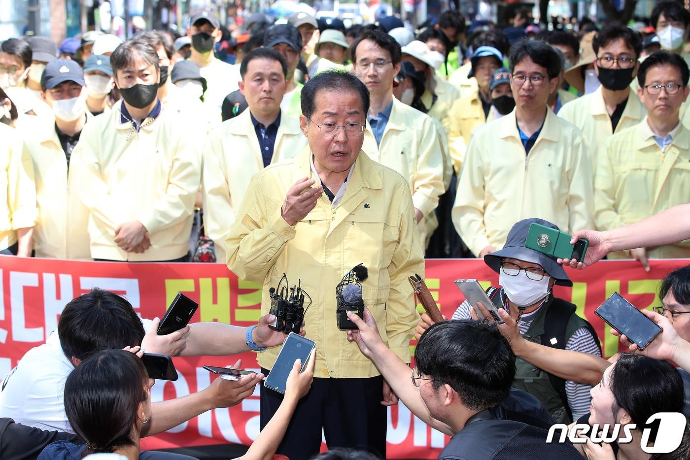 2023년 6월 홍준표 당시 대구시장이 대구퀴어문화축제 현장을 찾아 &#34;퀴어축제 불법 도로 점거에 대해 대구경찰청장에게 책임을 묻겠다＂는 뜻을 밝히고 있다. &#40;사진은 기사 내용과 무관함&#41; 2023.6.17/뉴스1 ⓒ News1 자료 사진