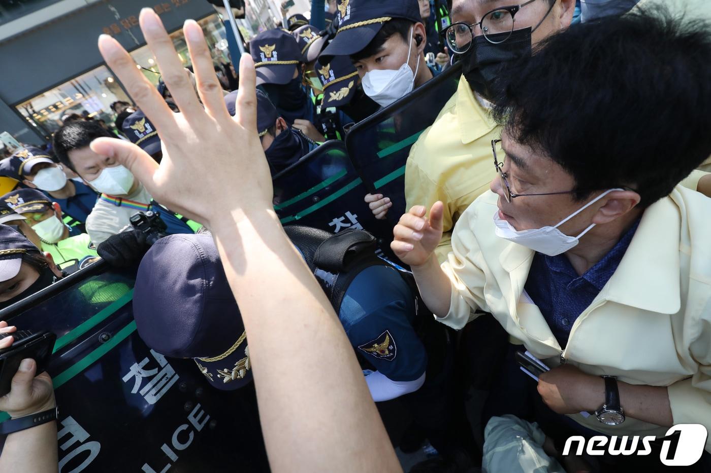 본문 이미지 - 지난해 6월17일 오전 대구 중구 중앙로 대중교통전용지구에서 열리는 15회 대구퀴어문화축제를 앞두고 행정대집행에 나선 공무원들이 행사 차량의 진입을 막으려 하자 경찰이 이들을 해산시키는 과정에서 공무원과 경찰이 충돌해 뒤엉켜 있다.(뉴스1 자료)ⓒ News1 DB