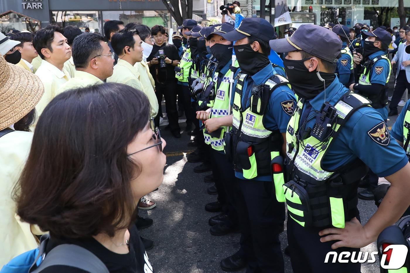 본문 이미지 - 17일 오전 대구 중구 중앙로 대중교통전용지구에서 열리는 제15회 대구퀴어문화축제를 앞두고 행정대집행에 나선 공무원과 경찰이 대치하고 있다. (사진은 기사 내용과 무관함) 2023.6.17/뉴스1 ⓒ News1 공정식 기자