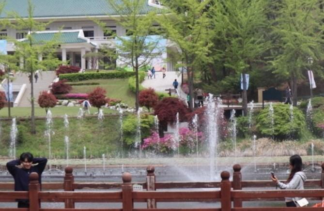 본문 이미지 - 충북 청주시 상당구 문의면에 위치한 옛 대통령 별장 청남대에서 관광객들이 대통령기념관을 배경으로 기념 촬영을 하고 있다. (자료사진) 2023.04.23. ⓒ News1 박건영 기자