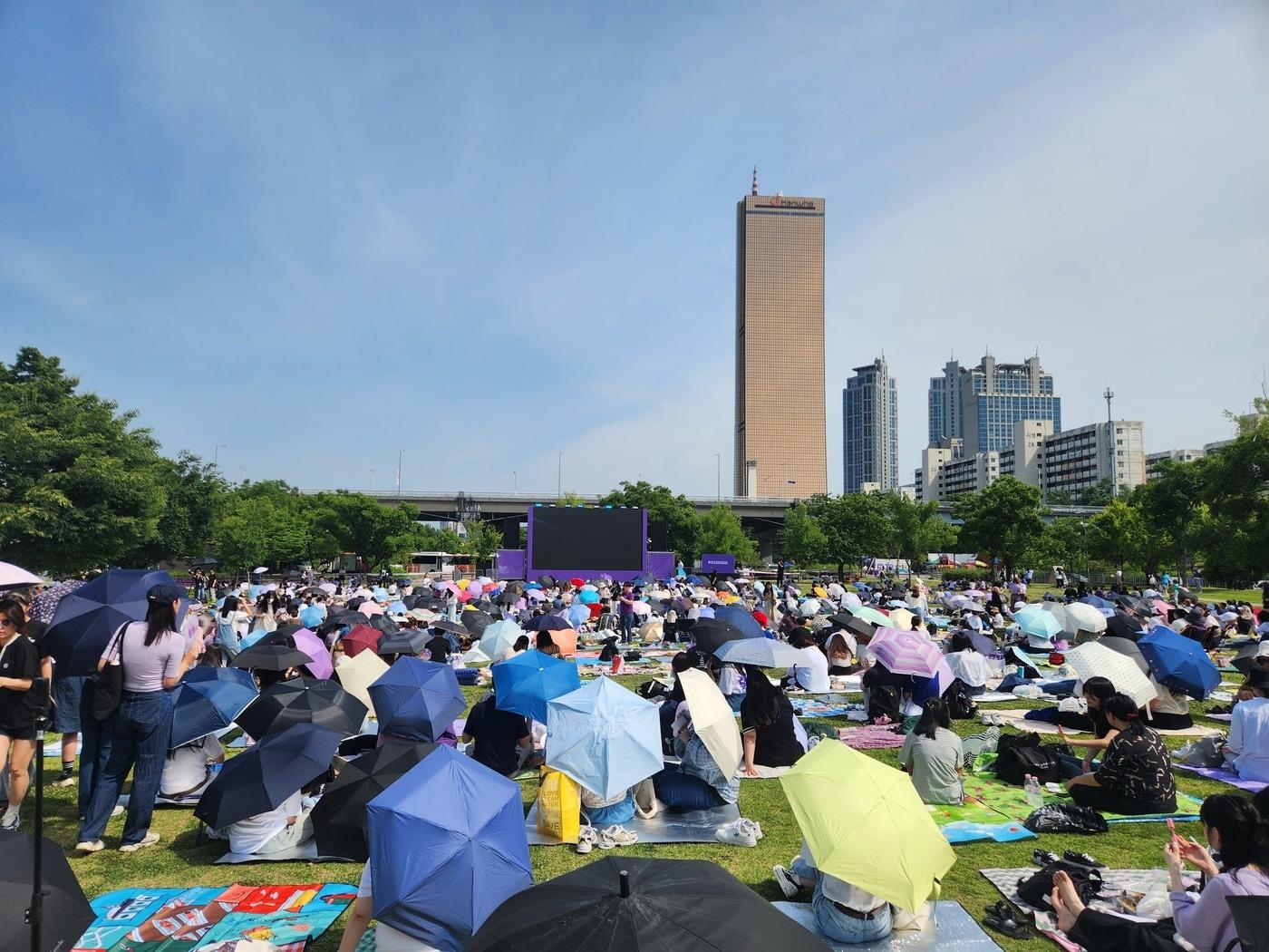 본문 이미지 - 17일 서울 여의도 한강공원 일대에서는 방탄소년단의 데뷔 10주년을 기념하는 'BTS 10주년 페스타 @여의도'(BTS 10th Anniversary FESTA @여의도/이하 'BTS 페스타')가 열린 가운데 팬들이 현장에 설치된 대형 스크린을 감상하고 있다. ⓒ 뉴스1 안태현 기자