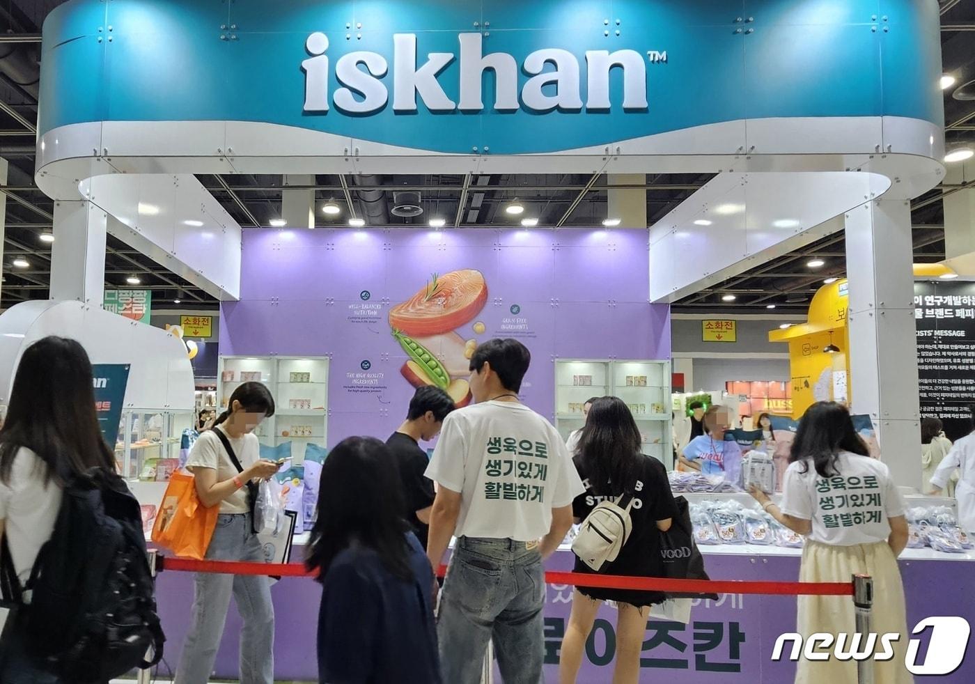 본문 이미지 - 우리와는 16일 서울 서초구 aT센터에서 열린 '궁디팡팡 캣페스타'에 이즈칸 부스를 마련하고 이벤트를 진행했다. ⓒ 뉴스1 최서윤 기자