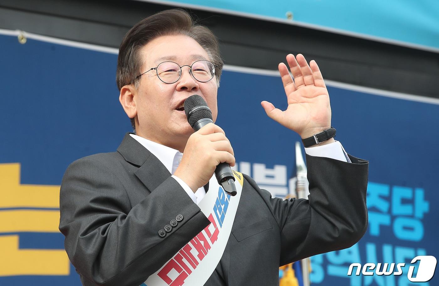 이재명 더불어민주당 대표가 17일 오후 인천 부평구 부평역 북부광장에서 열린 일본 후쿠시마 원전 오염수 해양투기 반대 인천 규탄대회에서 발언을 하고 있다. 2023.6.17/뉴스1 ⓒ News1 임세영 기자