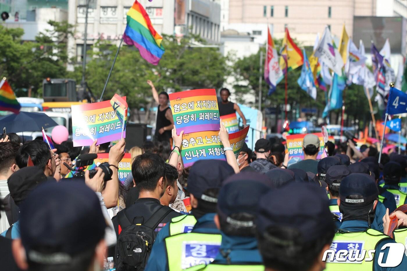 본문 이미지 - 제15회 대구퀴어문화축제가 열린 17일 오후 대구 중구 중앙로 대중교통전용지구에서 참가자들이 도심을 행진하고 있다. 2023.6.17/뉴스1 ⓒ News1 공정식 기자
