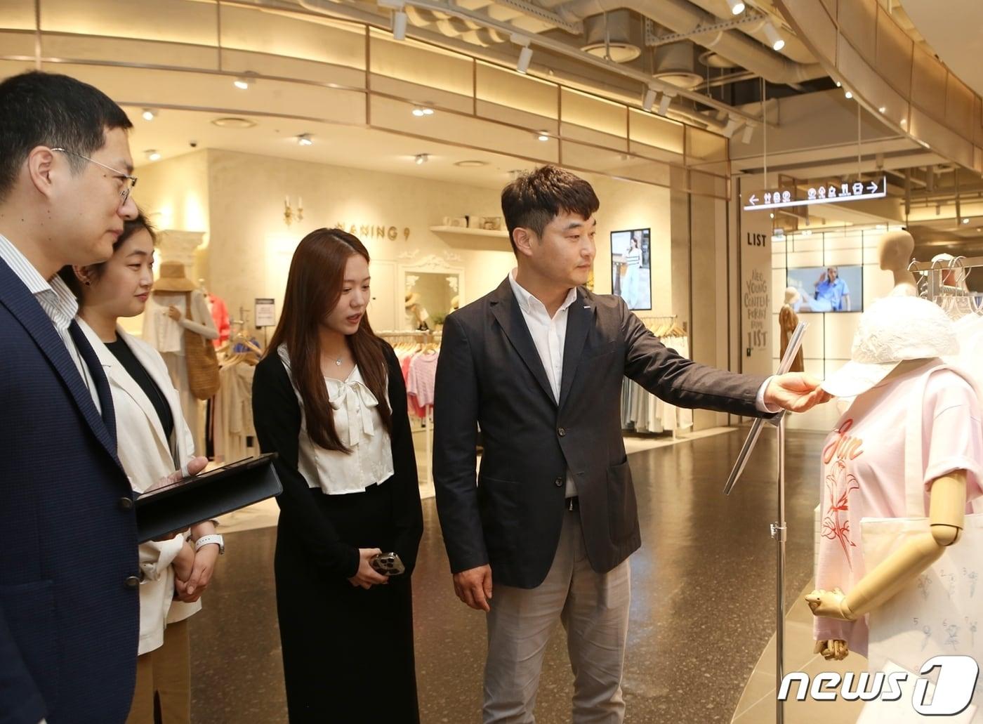 본문 이미지 - 최용화 HDC아이파크몰 영업총괄상무가 직원들과 함께 용산점을 둘러보는 모습.(HDC아이파크몰 제공)